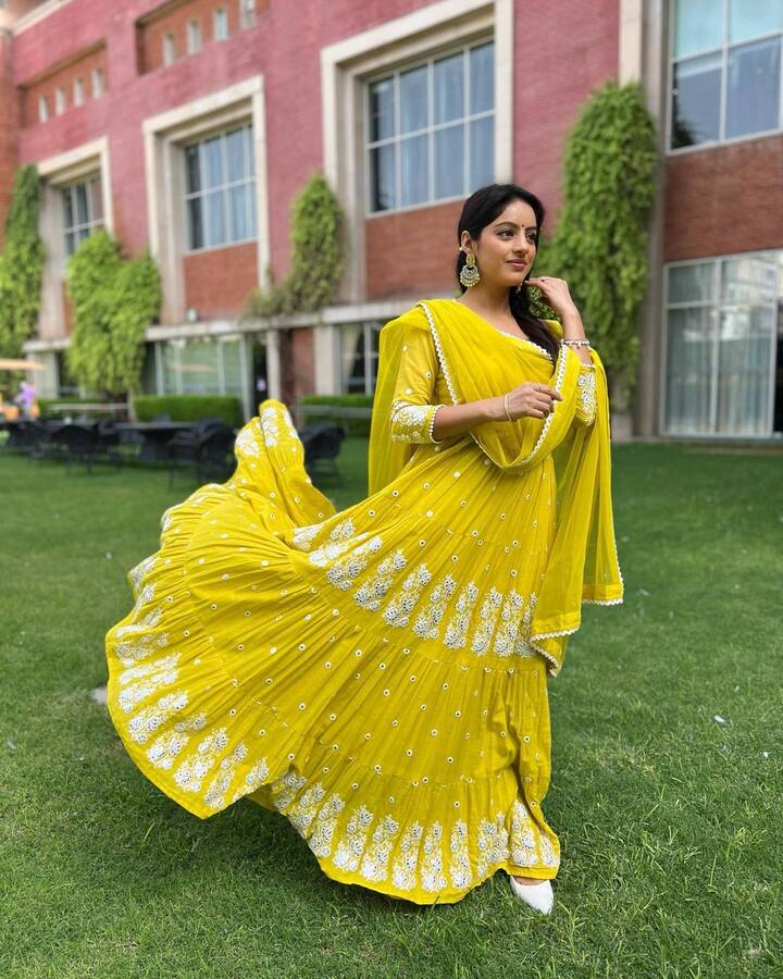 अभिनेत्रीने अलीकडेच तिच्या इंस्टाग्राम हँडलवर काही छायाचित्रे शेअर केली आहेत, ज्यामध्ये ती पिवळ्या रंगाच्या शरारा ड्रेस मध्ये दिसत आहे.(photo:deepikasingh150/ig)