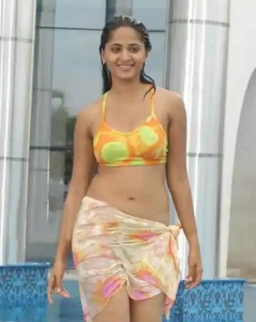 'બાહુબલી' અભિનેત્રી અનુષ્કા શેટ્ટી સોશિયલ મીડિયા પર પોતાની તસવીરો ભાગ્યે જ શેર કરતી હોય છે, પરંતુ એકવાર તેની બિકીની તસવીર વાયરલ થઈ હતી, જેને લોકોએ ખૂબ પસંદ કરી હતી.