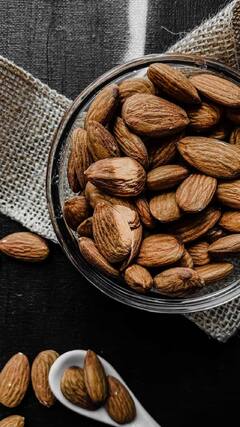 Health Tips : निरोगी राहण्यासाठी 'या' गोष्टी पाण्यात भिजवून खा; काही दिवसांतच फरक जाणवेल