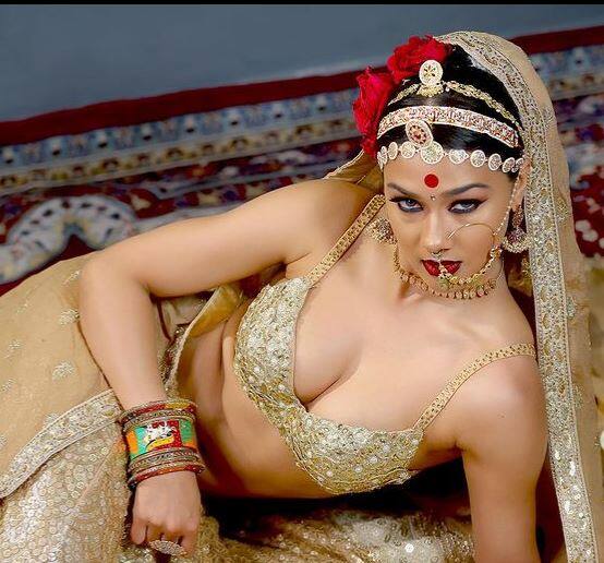 In Pics : कोण आहे ही सुंदरा? जिच्या हॉट अदांनी चाहते घायाळ झालेत