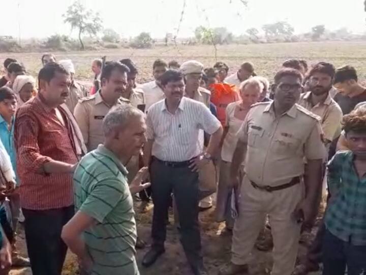 UP Nrews Jhansi Farmer hangs himself field suicide note mentions about officers demanding bribe ANN Jhansi News: किसान ने खेत में लगाई फांसी, सुसाइड नोट में अधिकारियों के रिश्वत मांगने का किया जिक्र