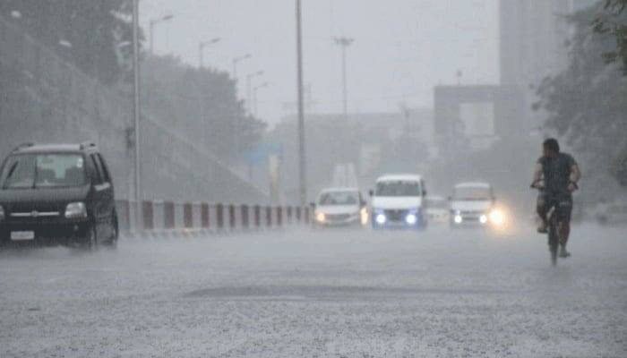 Weather info Heavy rain in Mumbai area and western Maharashtra will increase in next hours says IMD Meteorological Department warns people Rain Updates : मुसळधार! मुंबई परिसरासह, कोकणातही धो-धो पाऊस, पुढील 3 ते 4 तास आणखी कोसळणार, हवामान विभागाचा इशारा