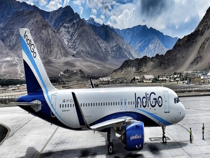 Several IndiGo flights across the country delayed after the non-availability of crew members IndiGo flights Delay : సిక్ లీవ్ పెట్టి ఇంటర్య్వూకు చెక్కేసిన ఇండిగో సిబ్బంది, 900 విమాన సర్వీసులపై ప్రభావం