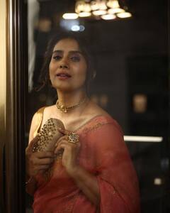 Sonali Kulkarni : सोनाली कुलकर्णीच्या मनमोहक अदा; पाहा ट्रेडिशनल लूकमधील खास फोटो