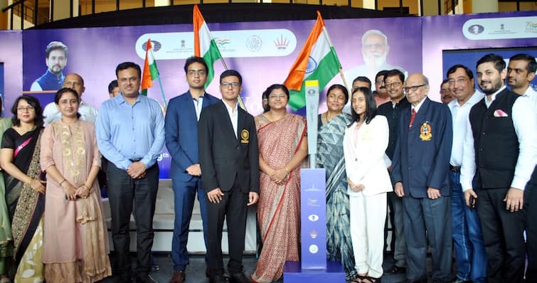 44th Chess Olympiad Torch Relay welcomed in Nagpur Nagpur : 44व्या बुद्धिबळ ऑलिम्पियाड मशालचे रिलेचे नागपूरात स्वागत