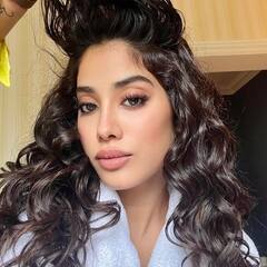 खास दोस्तों के साथ लंच डेट पर पहुंचीं Janhvi Kapoor, Nysa Devgn भी आईं नज़र