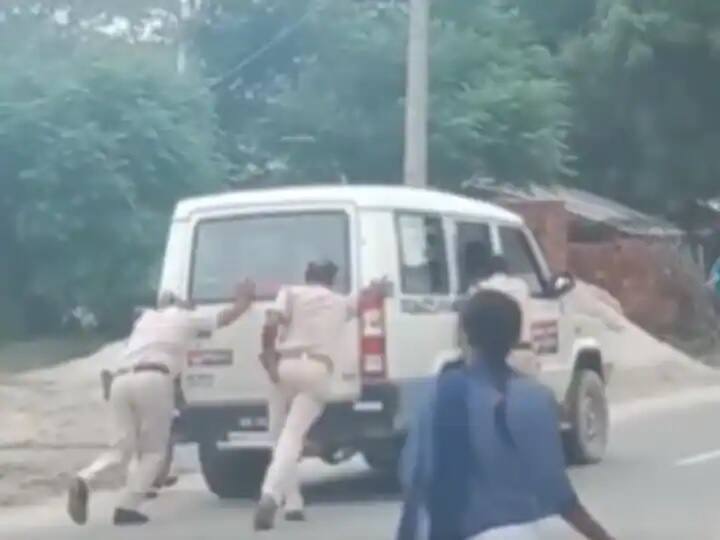 Bihar Police Viral Video Policemen Pushing Police Vehicle In West Champaran Watch: પોલીસ ડ્યૂટી કરે કે ગાડીને ધક્કો મારે? જુઓ બિહાર પોલીસની ખરાબ વ્યવસ્થાનો Viral Video...