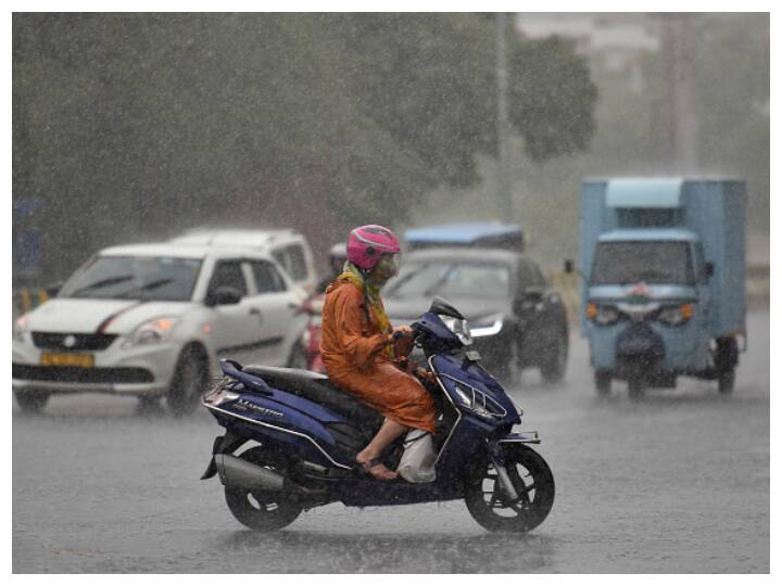 Delhi: Heavy Rain Lashes Parts Of National Capital. Traffic Disrupted, Water-Logging In Some Areas Delhi: Heavy Rain Lashes Parts Of National Capital. Traffic Disrupted, Water-Logging In Some Areas