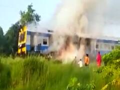 Bihar News: भेलवा रेलवे स्टेशन के पास DMU के इंजन में लगी आग, रक्सौल से नरकटियागंज जा रही ट्रेन धूं-धूं कर जली