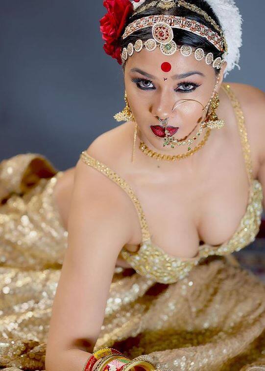 सोशल मीडियावर तिचे मिलियन्समध्ये फॉलोअर्स आहेत.