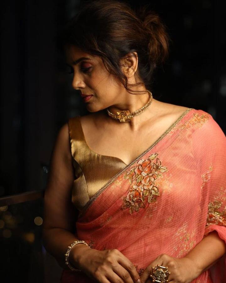 सोनालीच्या या फोटोला नेटकऱ्यांची पसंती मिळाली आहे. (sonali kulkarni/instagram)