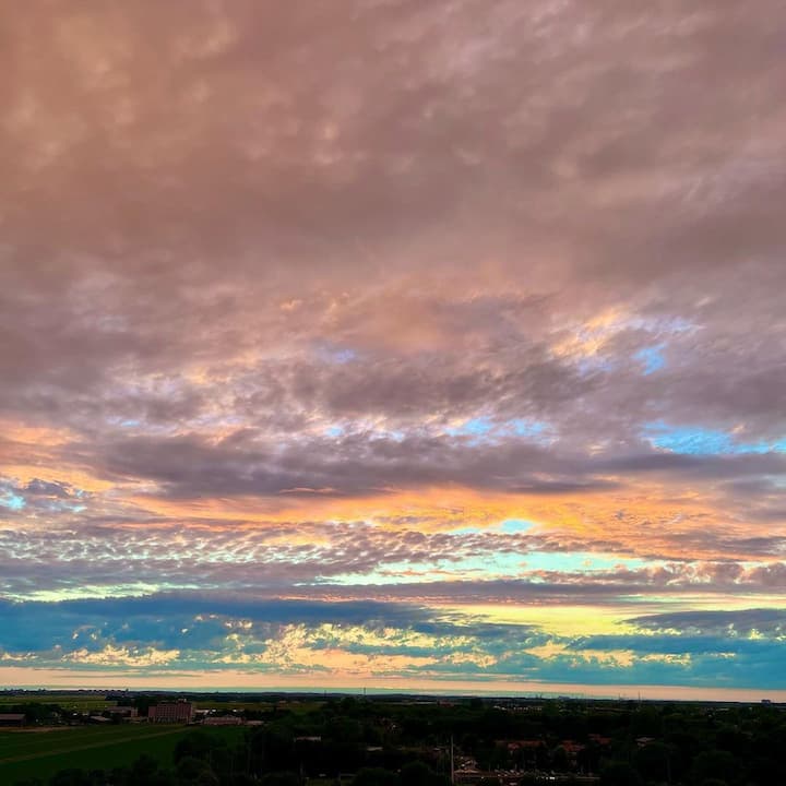 जाह्नवी कपूर ने Amsterdam ट्रिप की कुछ और तस्वीरें भी अपने इंस्टाग्राम पर शेयर की हैं जिनमें वो कहीं रेस्टोरेंट में दिख रही हैं तो कहीं आसमान दिखाई दे रहा है.