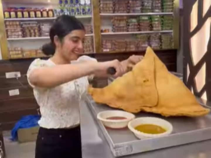 worlds biggest samosa video viral on social media Watch: ये है दुनिया का 'सबसे बड़ा' समोसा, इसे काटने के लिए लगता है छुरा