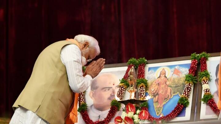 শনিবারও জাতীয় কর্মসমিতির বৈঠক মঞ্চের ছবি দিয়েছেন নিজের টুইটার হ্যান্ডেলে। রবিবার সেই মঞ্চ থেকেই বাংলায় সন্ত্রাসের অভিযোগে সরব হন তিনি।