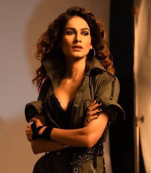 अनेरी वजानी सोशल मीडिया लवर हैं, और अपनी तस्वीरों को शेयर करने का कोई मौका हाथ से नहीं जाने देती हैं.