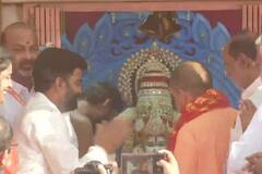 ઓવૈસીના ગઢમાં ભાજપનો હુંકાર, યોગી આદિત્યનાથે હૈદરાબાદના ભાગ્યલક્ષ્મી મંદિરમાં કરી પૂજા, જુઓ તસવીરો