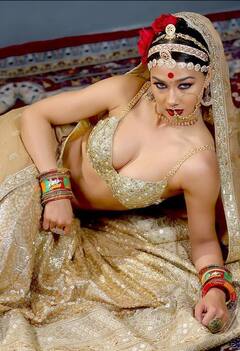 In Pics : जाळ अन् धूर संगटच! कोण आहे ही सुंदरा? जिच्या हॉट अदांनी चाहते घायाळ झालेत