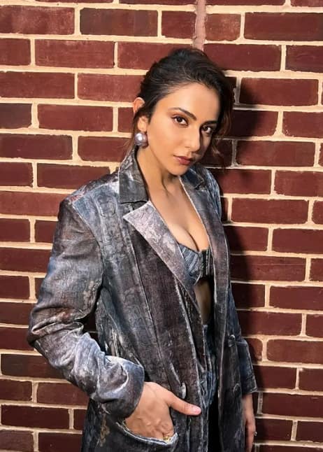 रकुलच्या या लूकला नेटकऱ्यांची पसंती मिळाली आहे.(Rakul Preet Singh/instagram)