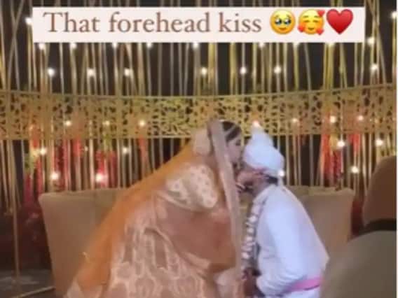 Watch Video : ਵਰਮਾਲਾ ਦੌਰਾਨ ਸਟੇਜ 'ਤੇ ਲਾੜੀ ਨੇ ਲਾੜੇ ਦੇ ਮੱਥੇ ਨੂੰ ਚੁੰਮਿਆ, ਵੀਡੀਓ ਦੇਖ ਹੋ ਜਾਓਗੇ ਹੈਰਾਨ Watch Video : ਵਰਮਾਲਾ ਦੌਰਾਨ ਸਟੇਜ 'ਤੇ ਲਾੜੀ ਨੇ ਲਾੜੇ ਦੇ ਮੱਥੇ ਨੂੰ ਚੁੰਮਿਆ, ਵੀਡੀਓ ਦੇਖ ਹੋ ਜਾਓਗੇ ਹੈਰਾਨ