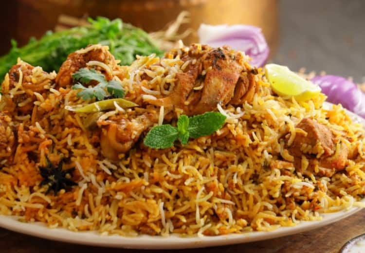 Hyderabadi Biryani is world famous, know its history and recipe Hyderabadi Biryani: हैदराबादी बिरयानी का नाम लेते ही आ जाता है मुंह में पानी, जानिए- इसका इतिहास और रेसिपी