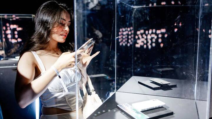 નથિંગ ફોન (1) માં સ્નેપડ્રેગન 7 Gen 1 SoCની સુવિધા મળી શકે છે. જે કમ સે કમ 8GB રેમ અને 128GB સ્ટૉરેજની સાથે આવે છે, હેન્ડસેટ એન્ડ્રોઇડ 12- બેઝ્ડ નથિંગ ઓએસને બૂટ કરશે. આ વાયર્ડની સાથે સાથે વાયરલેસ ફાસ્ટ ચાર્જિગની સાથે 4,500mAh કે 5,000mAh ની બેટરીની સાથે આવી શકે છે. કનેક્ટિવિટી ઓપ્શનમાં વાઇ-ફાઇ 6ઇ, બ્લૂટૂથ 5.3, જીપીએસ, એનએફસી અને ટાઇપ સી પોર્ટ સામેલ હોવાની સંભાવના છે.