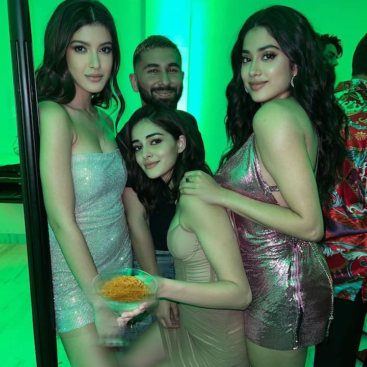 जाह्नवी कपूर की खूबसूरत तस्वीरें इंस्टाग्राम पर आए दिन वायरल होती रहती हैं. फैंस एक्ट्रेस की तस्वीरों को काफी पसंद भी करते हैं.