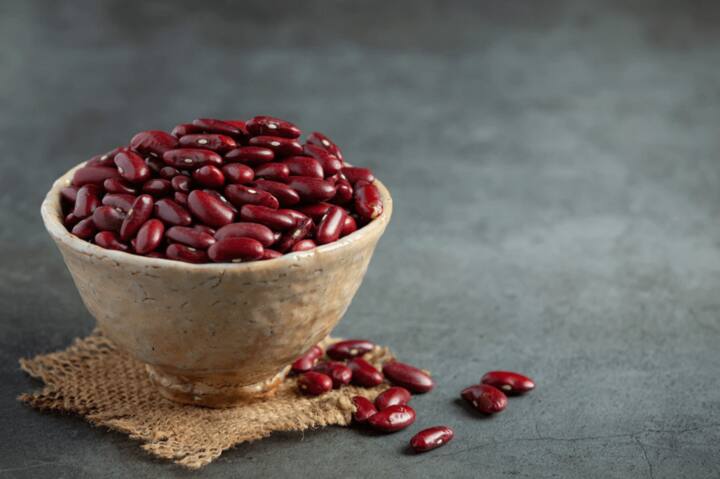 राजमा स्वास्थ्य के लिए काफी हेल्दी होता है. इसके आपके शरीर को भरपूर रूप से कैल्शियम और प्रोटीन प्राप्त होता है. लेकिन अगर आप अधिक मात्रा में राजमा का सेवन करते हैं, तो यह आपके शरीर को नुकसान पहुंचा सकता है. आइए जानते हैं राजमा चावल से सेहत को होने वाले नुकसान क्या हैं? (Photo - Freepik)