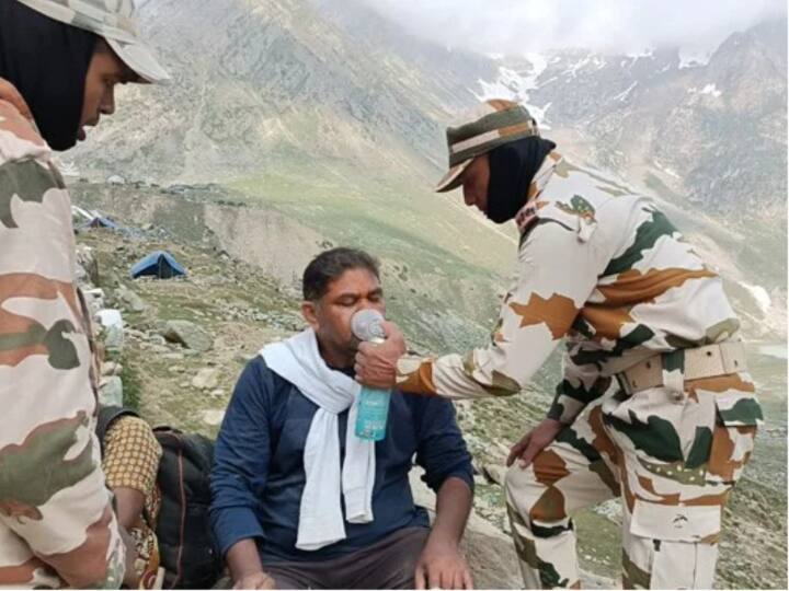 ITBP Soldiers duty with human service as they are providing oxygen to amaranth pilgrims ann Amaranath Yatra 2022: अमरनाथ तीर्थ यात्रियों को ऑक्सीजन दिला रहे ITBP ‘हिमवीर’, ऊंचाई वाले रास्तों पर किया इलाज