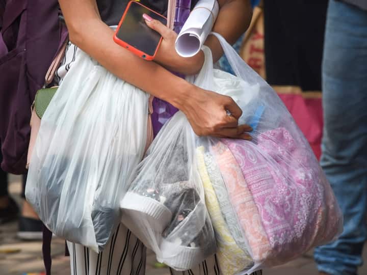 MPCB ​​raids five plastic manufacturing units in Nagpur's MIDC, seized 1.5 tonnes of banned items Nagpur News: MPCB ने नागपुर के MIDC में  प्लास्टिक मैन्यूफैक्चरिंग यूनिटों पर मारा छापा, 1.5 टन प्रतिबंधित सामान जब्त