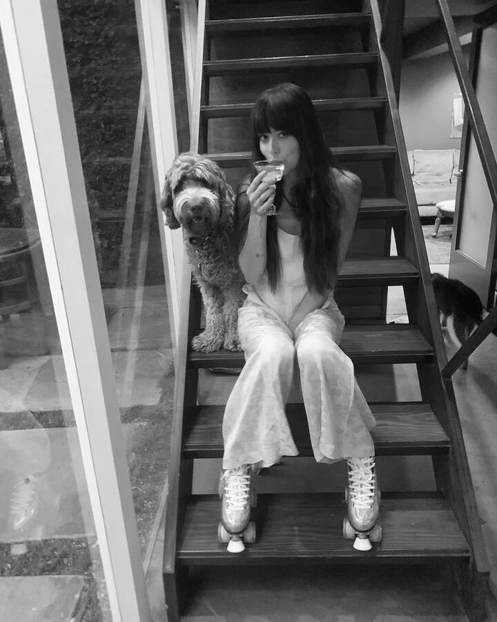 ख़ुद को फिट रखने के लिए डकोटा जॉनसन मंडे से फ्रीइडे तक रोज़ 1.5 घंटे  वर्कआउट करती हैं. जिनमें वो लैग रेज़, प्लैंक्स जैसी टफ एक्सरसाइज़ करती हैं.