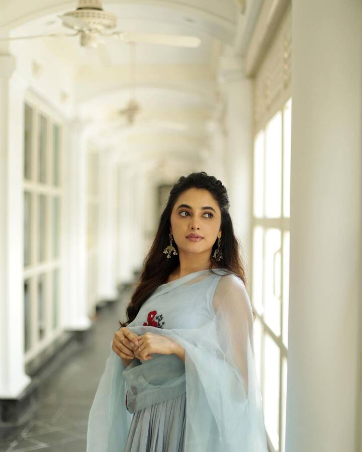 ய்… நீதாண்டி என்னோட க்யூட் குயின்னு… ஜவ்வுனு கொட்டுற லவ் றெய்ன்னு… இறுக்கி அணச்சு ஒரு உம்மா தரவா
