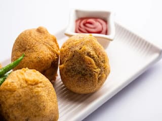 Monsoon Recipe: बारिश के इस मौसम में चाय के साथ सर्व करें उड़द दाल पकौड़े, जानें इसकी आसान रेसिपी