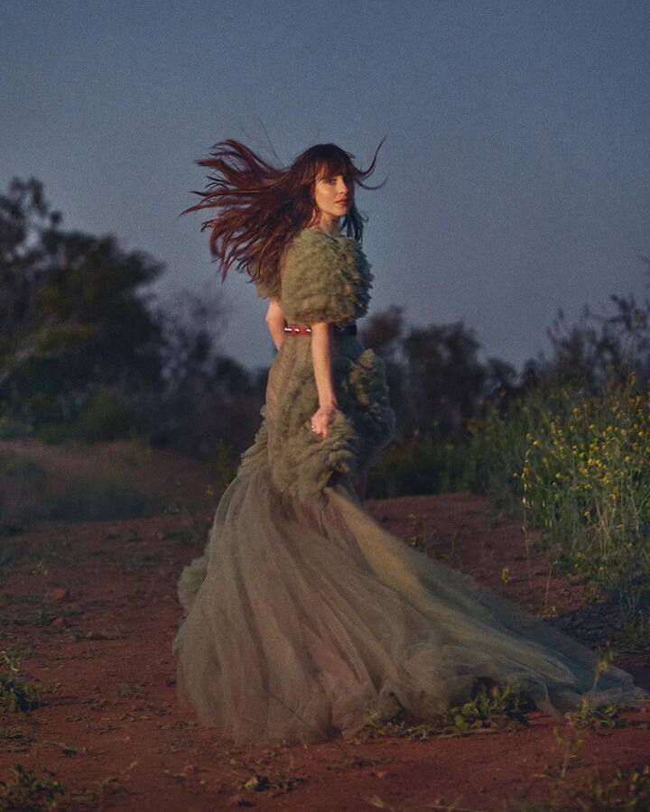 अमेरिकन एक्ट्रेस Dakota Johnson यूं तो  हॉलीवुड की जानीमानी एक्ट्रेस हैं, लेकिन एक्ट्रेस को सबसे ज्यादा पहचाना जाता है 'Fifty Shades of Grey'से.  Dakota Johnson बेहतरीन एक्ट्रेस तो हैं ही, इसके अलावा वो फिटनेस फ्रीक भी हैं.  आज हम आपको बताते हैं डकोटा जॉनसन  की फिटनेस का राज़.