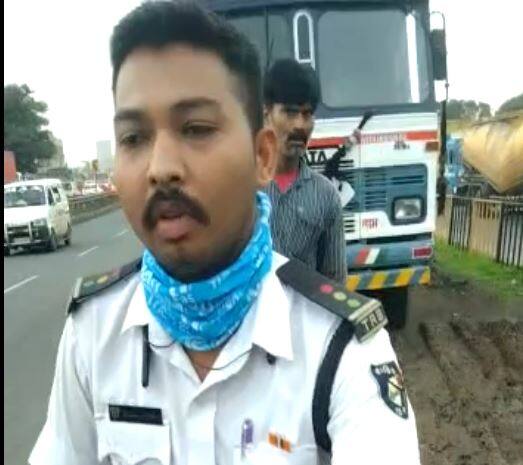 Video of TRB jawan taking bribe in Surat goes viral TRB JAWAN VIDEO: સુરતમાં તોડ કરતા TRB જવાનનો વીડિયો વાયરલ