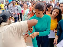 Kota News: PTET में नकल रोकने का 'अनोखा इंतजाम', महिला अभ्यर्थियों की काटी आस्तीन, तस्वीरें आईं सामने