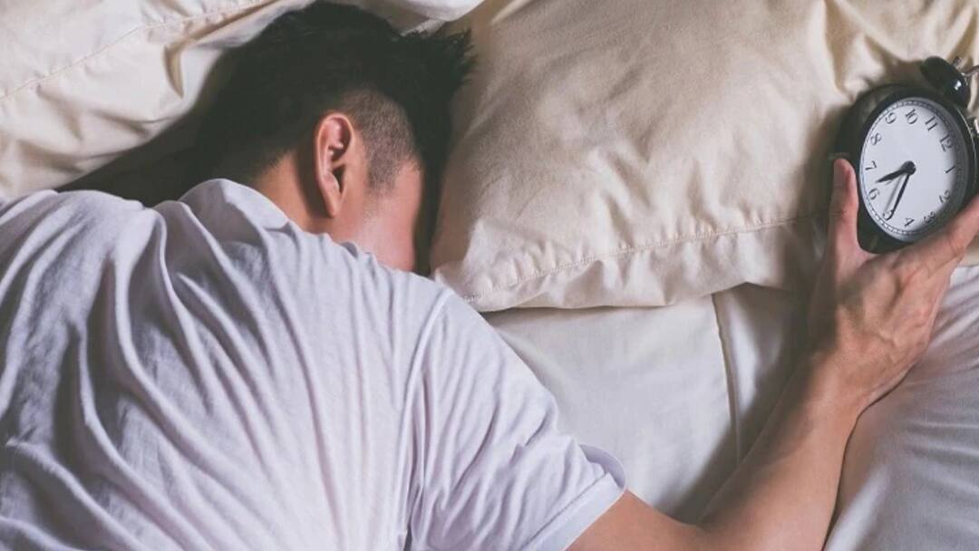 Health Tips: অপর্যাপ্ত ঘুমেই কি বাড়ছে হার্ট অ্যাটাকের ঝুঁকি? Insufficient sleep now a key factor for heart attacks, know in details Health Tips: অপর্যাপ্ত ঘুমেই কি বাড়ছে হার্ট অ্যাটাকের ঝুঁকি?