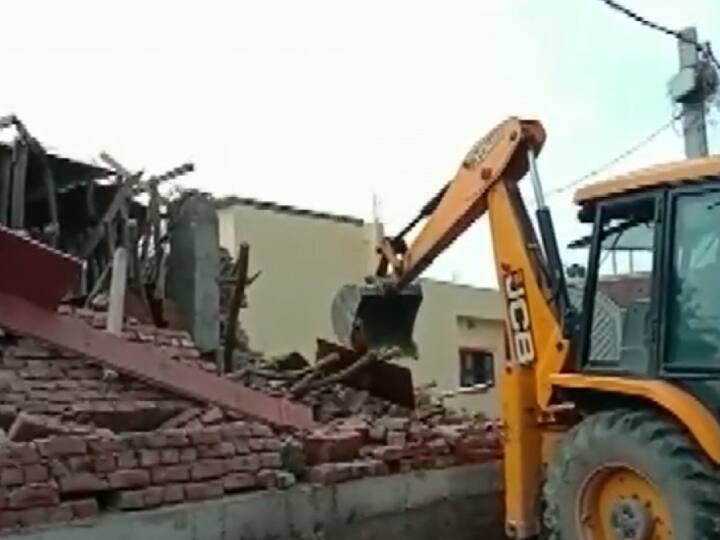 Patna News: Government bulldozer demolition illegal houses built in Rajiv Nagar Patna seven people protesting gets scorched in the fire ann Patna News: राजधानी के राजीव नगर में बने अवैध मकानों पर चला सरकारी बुलडोजर, स्थानीय लोगों ने जमकर किया बवाल