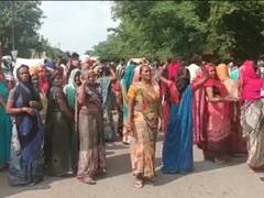 Ambedkar Nagar News: पुलिस की कार्यशैली से नाराज महिलाओं ने डीएम ऑफिस के बाहर किया प्रदर्शन, जानें- पूरा मामला