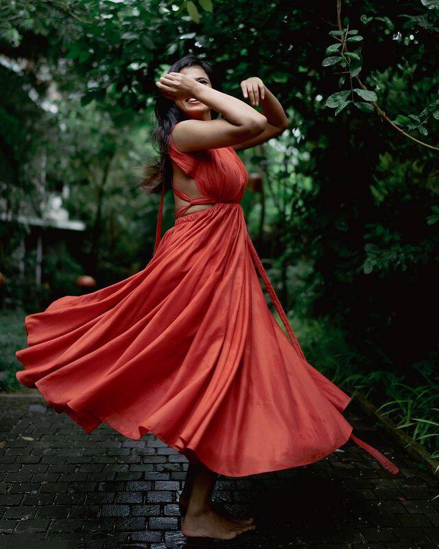 தென்றலை  தூது விட்டு ஒரு  சேதிக்கு காத்திருப்பேன்  கண்களை மூட விட்டு  இந்த கனவினில் நான்  மிதப்பேன்