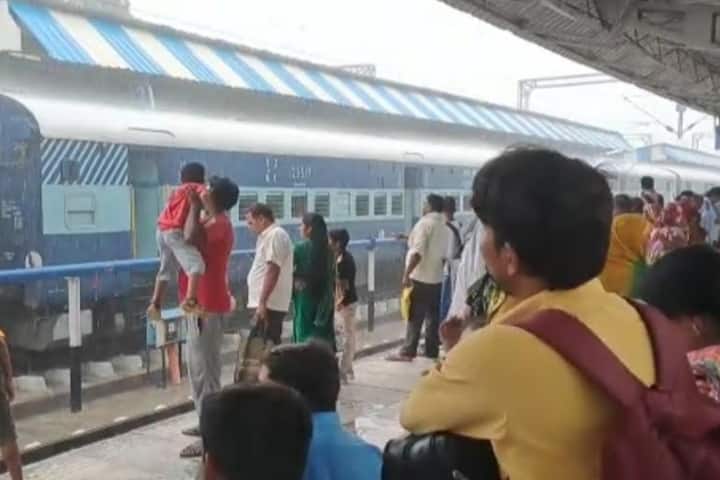 Pilibhit News: 4 साल का इंतजार खत्म, पीलीभीत से शाहजहांपुर के बीच चली ट्रेन, वरुण गांधी करते रहे हैं मांग Pilibhit to Shahjahanpur train runs after wait of 4 years for this BJP MP Varun Gandhi Demanding ann Pilibhit News: 4 साल का इंतजार खत्म, पीलीभीत से शाहजहांपुर के बीच चली ट्रेन, वरुण गांधी करते रहे हैं मांग