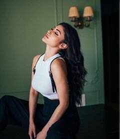 Actress Mouni Roy: மழை கொடுப்பாளோ இடி இடிப்பாளோ.. நடிகை மௌனி ராய் லேட்டஸ்ட் க்ளிக்ஸ் !