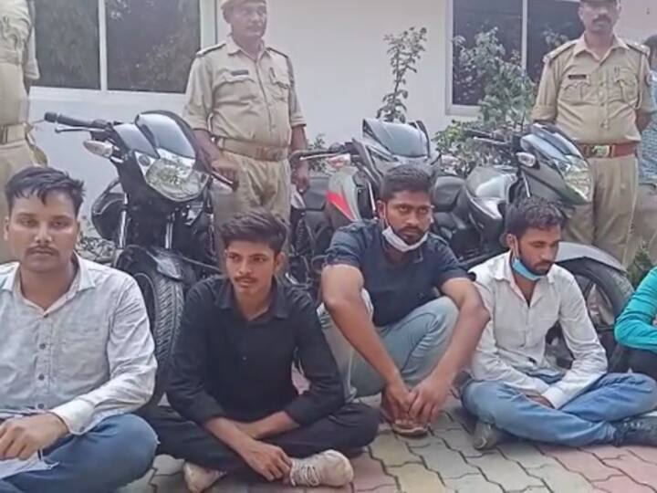 Chandauli Uttar Pradesh Police arrested 5 including mastermind of gang robbed in front of SBI Bank ANN Chandauli News: पेट्रोल पंप कर्मी से दिनदहाड़े 13 लाख लूटने वाले चढ़े पुलिस के हत्थे, गैंग के मास्टरमाइंड समेत 5 गिरफ्तार