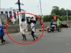Watch Video: மெரினா பீச்சில் இப்படியா? பட்டாக்கத்தியுடன் சிறுவர்கள்! ஒருவருக்கு அரிவாள் வெட்டு! ஷாக் வீடியோ!