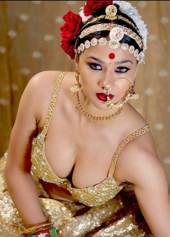 नंतर तिने भोजपुरी फिल्म इंडस्ट्रीत प्रवेश केला.