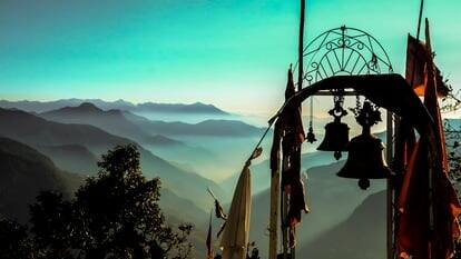 कालीमठ मंदिर रुद्रप्रयाग जिले के प्रमुख पर्यटक स्थलों में से एक है. इस मंदिर को भारत के प्रमुख सिद्ध शक्तिपीठों में से एक माना जाता है. कालीमठ मंदिर हिंदू 'देवी काली' को समर्पित है. कालीमठ मंदिर तन्त्र व साधनात्मक दृष्टिकोण से यह स्थान कामाख्या और ज्वालामुखी के सामान अत्यंत ही उच्च कोटि का है.