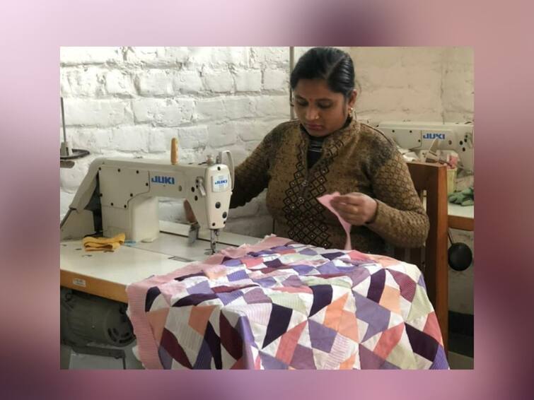 lady making quilts out of his late father shirts video viral on social media Viral Video : 'मायेची उब'; दिवंगत वडिलांच्या शर्टांपासून तयार केली गोधडी; मुलीनं दिला वडिलांच्या आठवणींना उजाळा
