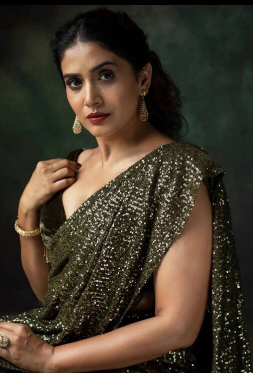 अभिनेत्री सोनाली कुलकर्णी तिच्या अभिनयानं नेहमीच प्रेक्षकांची मनं जिंकते.  (sonali kulkarni/instagram)