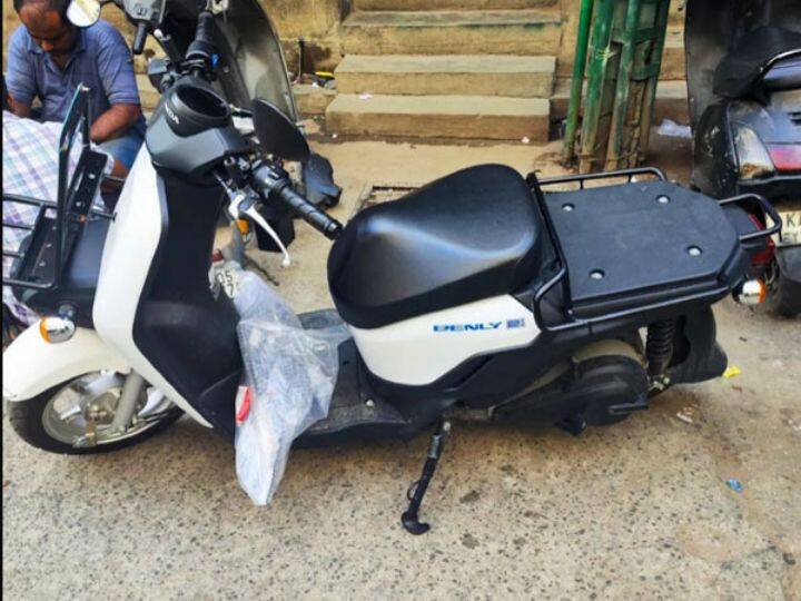 ही सिंगल सीटर ई-स्कूटर आहे आणि याला मागील सीटऐवजी लगेज कॅरिअर देखील मिळतो. एक मोठा सामानाचा डबा किंवा बॅग मागील कॅरियरवर ठेवता येऊ शकतो. ही ई-स्कूटर डिलिव्हरी आणि कुरिअर सेवेसाठी एक व्यावहारिक स्कूटर असल्याचे सिद्ध होऊ शकते.