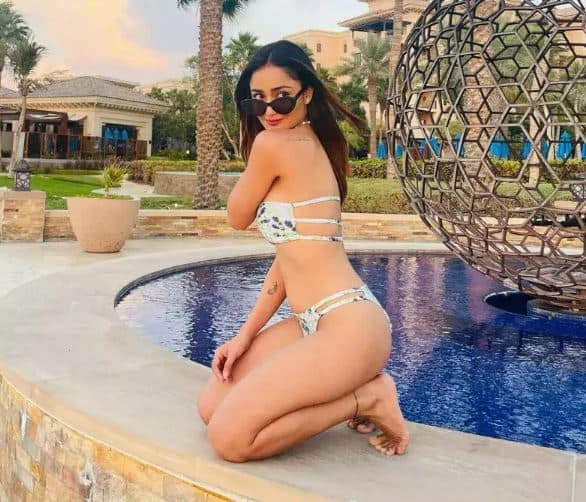 મુંબઈઃ આશ્રમ એક્ટ્રેસ ત્રિધા ચૌધરીની બિકિની તસવીરો વાયરલ થઈ છે. આશ્રમ વેબ સીરિઝથી ચર્ચામાં આવી હતી એક્ટ્રેસ. તસવીરો ઈન્સ્ટાગ્રામ પર ખૂબ જ વાયરલ થઈ રહી છે એક્ટ્રેસ બિકિની અંદાજમાં જોવા મળી છે. ત્રિધાનો આ તસવીરોમાં ખૂબ જ બોલ્ડ અંદાજ જોવા મળે છે.