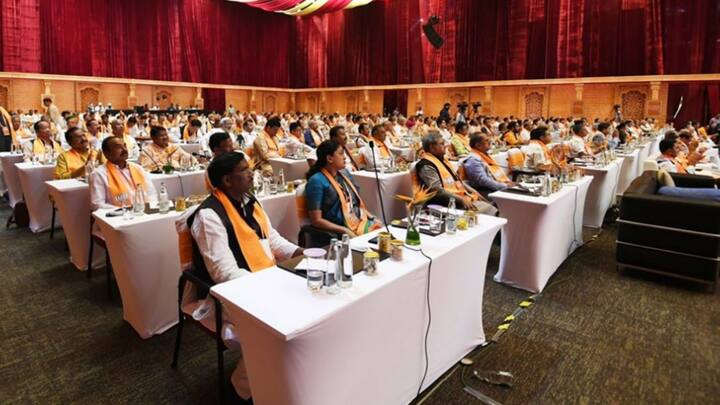 প্রধানমন্ত্রী বলেছেন, ‘বাংলায় আমাদের কর্মীরা খুন হচ্ছেন। তারপরেও দেশের স্বার্থে দলের পতাকা হাতে এগিয়ে চলেছেন।' হায়দরাবাদে বিজেপির জাতীয় কর্মসমিতির বৈঠকের সমাপ্তি ভাষণে তাঁর মন্তব্যে তোলপাড় রাজনৈতিক আঙিনা।